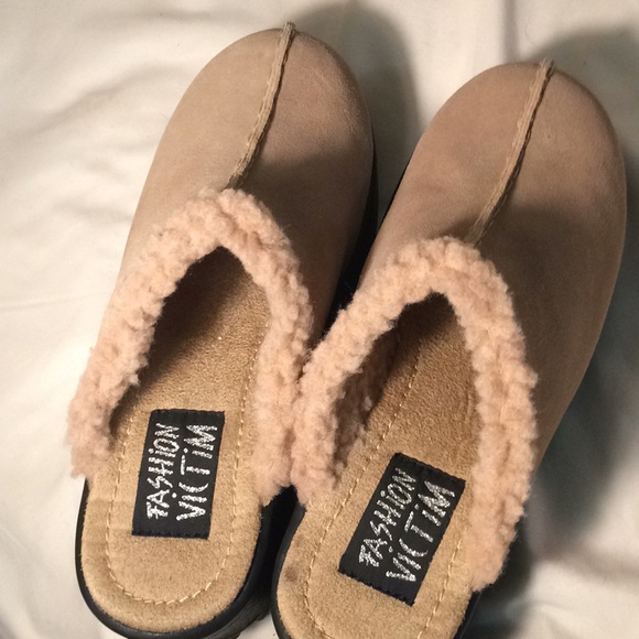 Rare Find!! NWOT Fashion Victim-Tan clogs mules - Picture 2 of 5